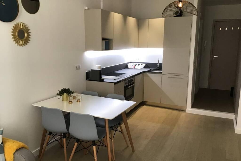 2 Chambres Refait à Neuf, Climatisé, à 2 Min De La